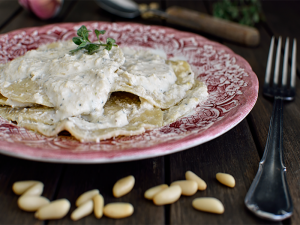 Corzetti del levante con crema di pinoli e maggiorana