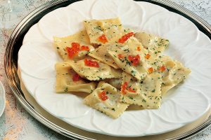 Ravioli di pesce fatti in casa con ragout di cernia e menta