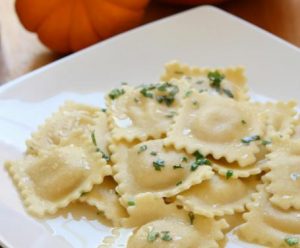 Ravioli freschi di magro con salsa capricciosa