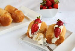 Baba al rhum con panna e fragoline
