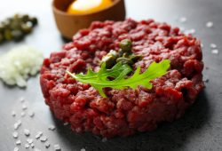 Tartare di Fassona con tuorlo d’uovo e scaglie di grana